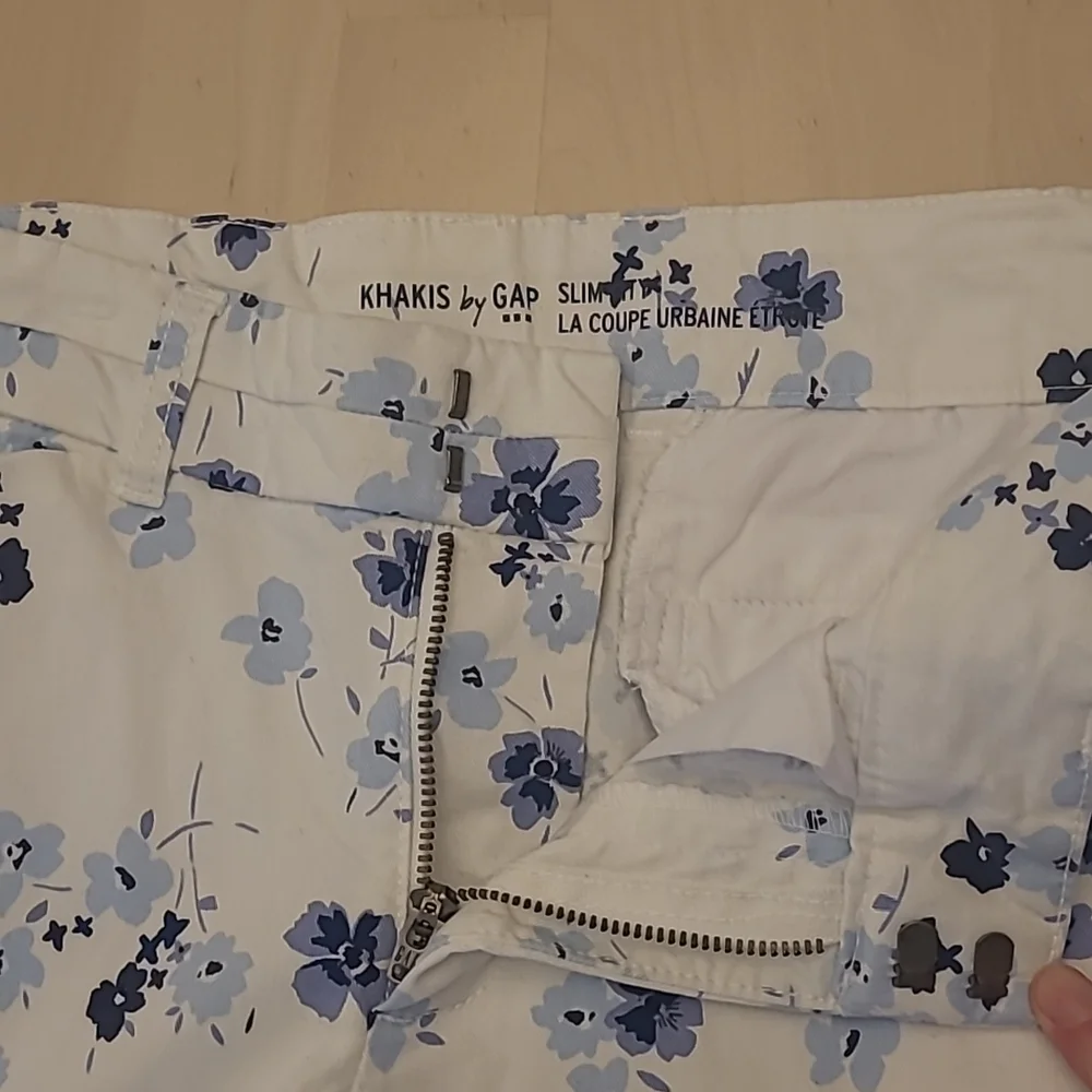 NWOT Khakis by GAP White with Blue Floral Print Pants with Pockets - Picture 8 of 13